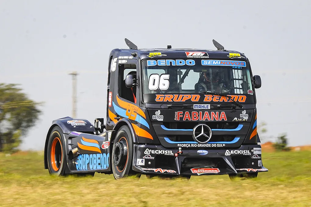 O catarinense Túlio Bendo tem sua regularidade premiada ao dividir a liderança da categoria GT Truck com Rafael Fleck. Foto: Tiago Soares/Divulgação