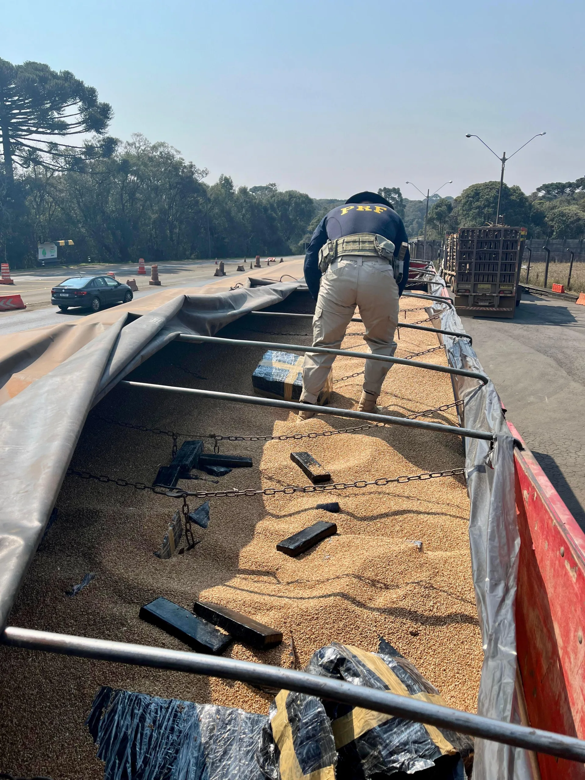 Droga estava escondida entre a mercadoria de farinha de trigo em caminhão Scania - Foto: Polícia Rodoviária Federal