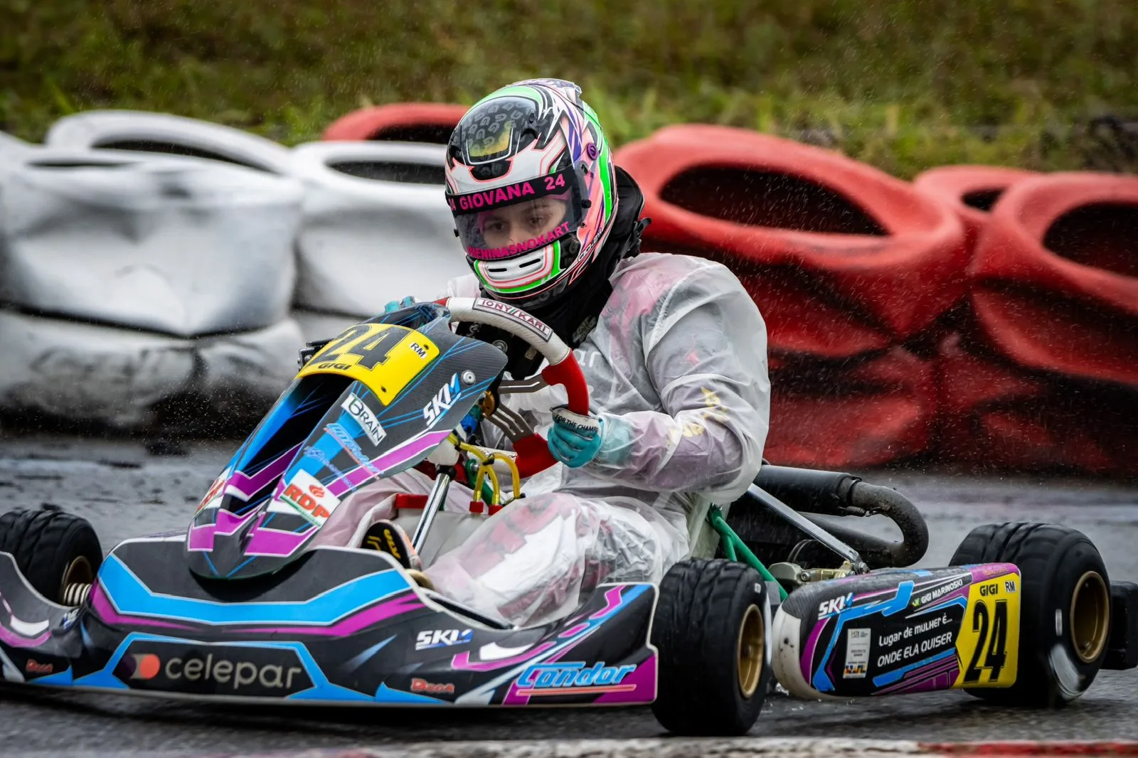 Giovana Marinoski enfrentou a chuva na sexta-feira e no sábado conquistou o quinto lugar da categoria Rotax Max. Foto: Diego Tartalho/Divulgação