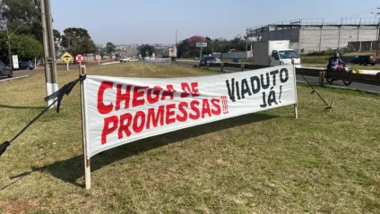 Moradores fazem protesto no 'trevo da Portal'