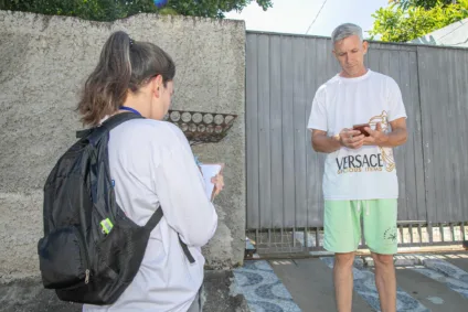 Agentes a serviço da Copel visitam cada unidade consumidora para oferecer a fatura digital e auxiliar no cadastramento - Foto:  Copel