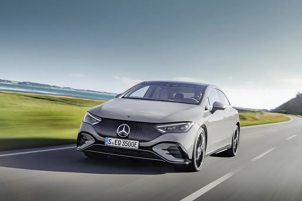 Mercedes-EQ. EQE 350, Edition 1, AMG Line, alpingrau (Stromverbrauch nach WLTP: 18,7–15,9 kWh/100 km; CO2-Emissionen: 0 g/km);WLTP: Stromverbrauch kombiniert: 18,7-15,9 kWh/100 km, CO2 Emissionen kombiniert: 0 g/100 km)*

Mercedes-EQ. EQE 350, Edition 1, AMG Line, alpine grey (electrical consumption WLTP: 18.7-15.9 kWh/100 km; CO2 emissions: 0 g/km);WLTP: combined electrical consumption: 18.7-15.9 kWh/100 km, combined CO2 emissions: 0 g/100 km*