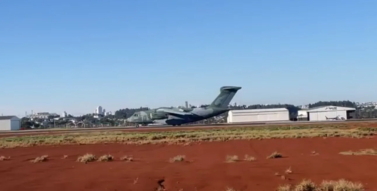 O avião decolou por volta das 10 horas da BASP (Base Aérea de São Paulo), rumo a Cascavel.