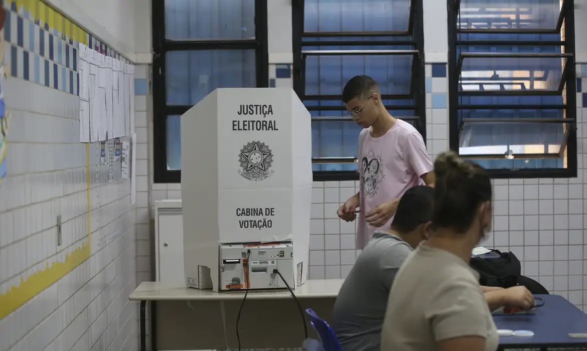 Confira as informações sobre as eleições deste domingo (6) para prefeito, vice-prefeito e vereador. Saiba sobre a proibição de venda de bebidas alcoólicas durante o dia da votação - Foto: Agência Brasil