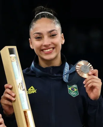 A ginasta curitibana conquistou medalha bronze nas Olimpíadas de Paris; a técnica e o coreógrafo também serão homenageados. Foto: Redes Sociais
