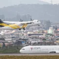 Descubra as informações preliminares sobre a queda do Voo 2283 da Voepass em Vinhedo (SP). Saiba mais sobre as possíveis causas do acidente e as investigações do Cenipa - Foto: Paulo Pinto/Agência Brasil