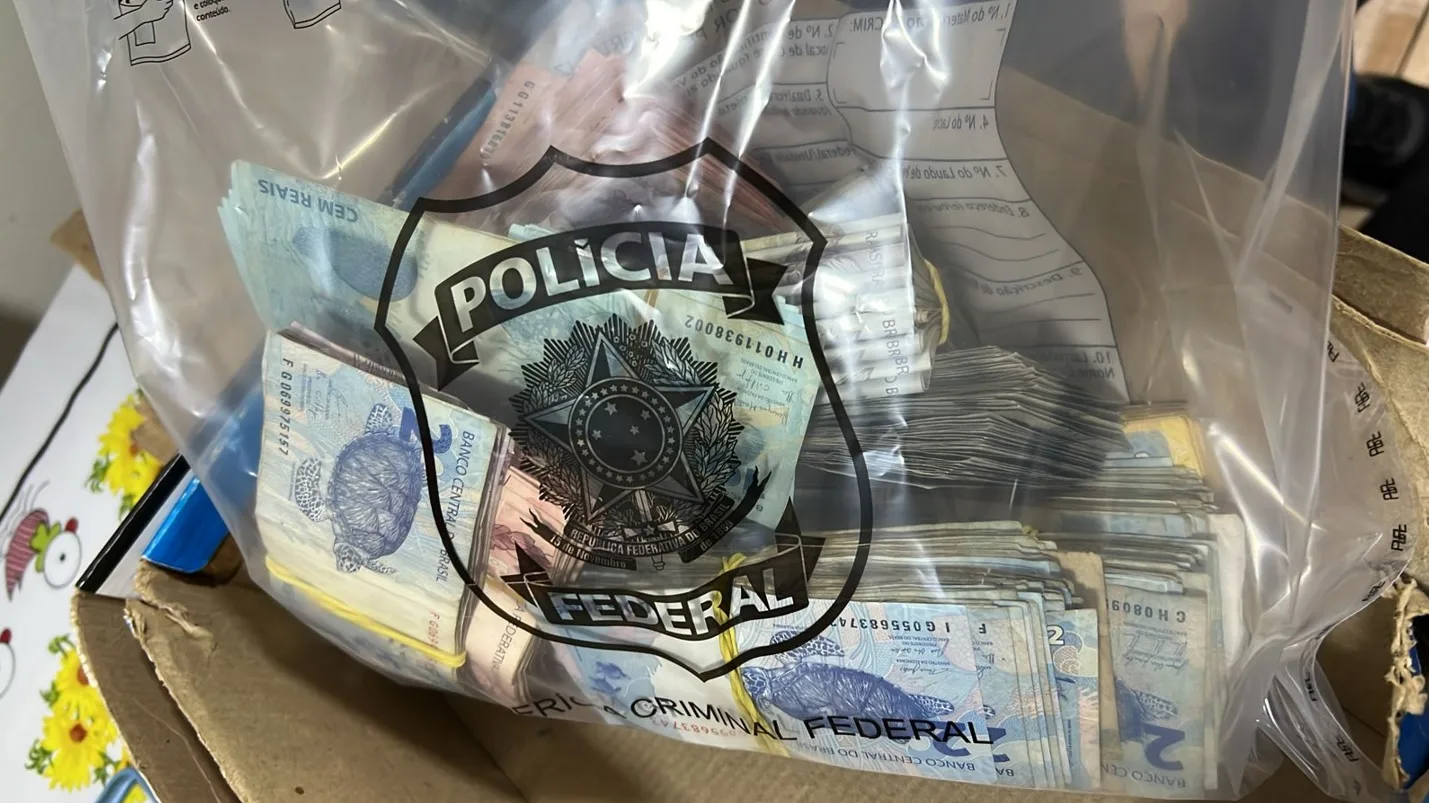 Os policiais federais cumpriram um mandado de busca e apreensão em um estabelecimento comercial na cidade de Dois Vizinhos