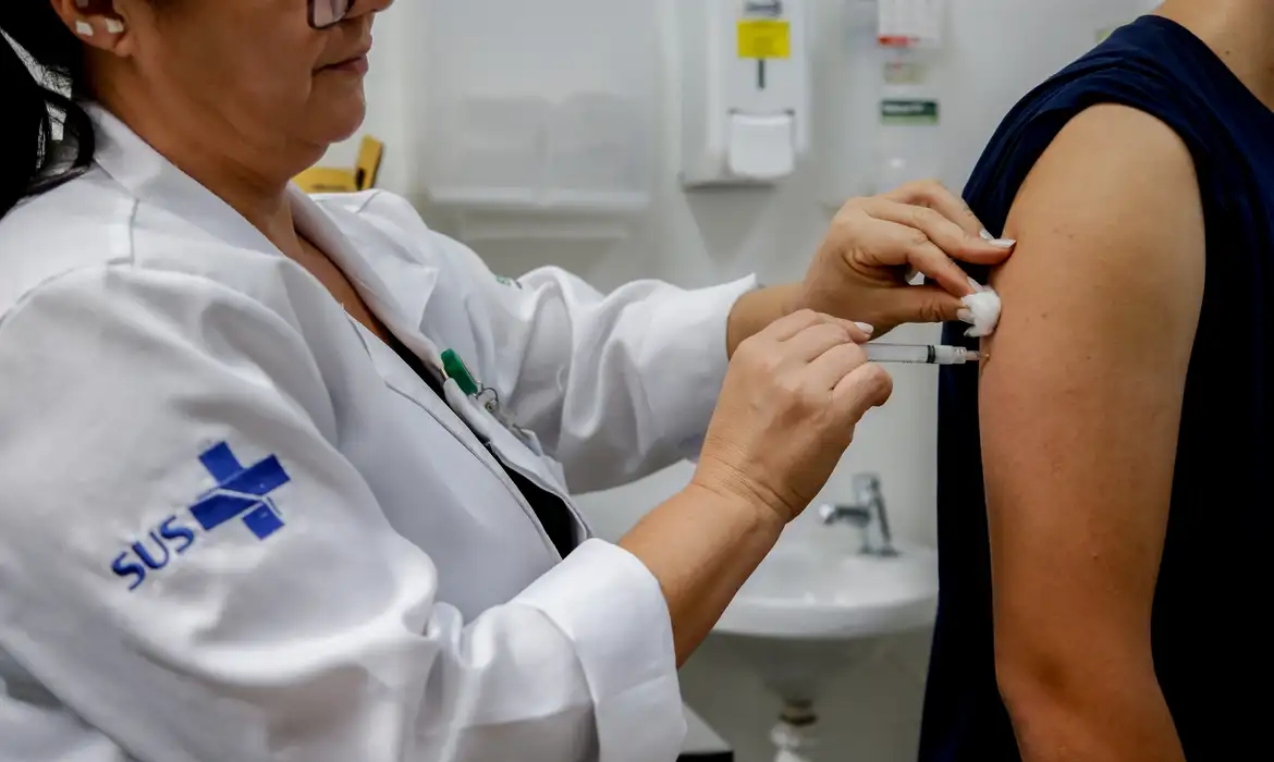 Descubra a importância da vacina contra a dengue. Saiba mais sobre a distribuição e o registro de doses no Sistema Único de Saúde (SUS) - Foto: Paulo Pinto/Agência Brasil 