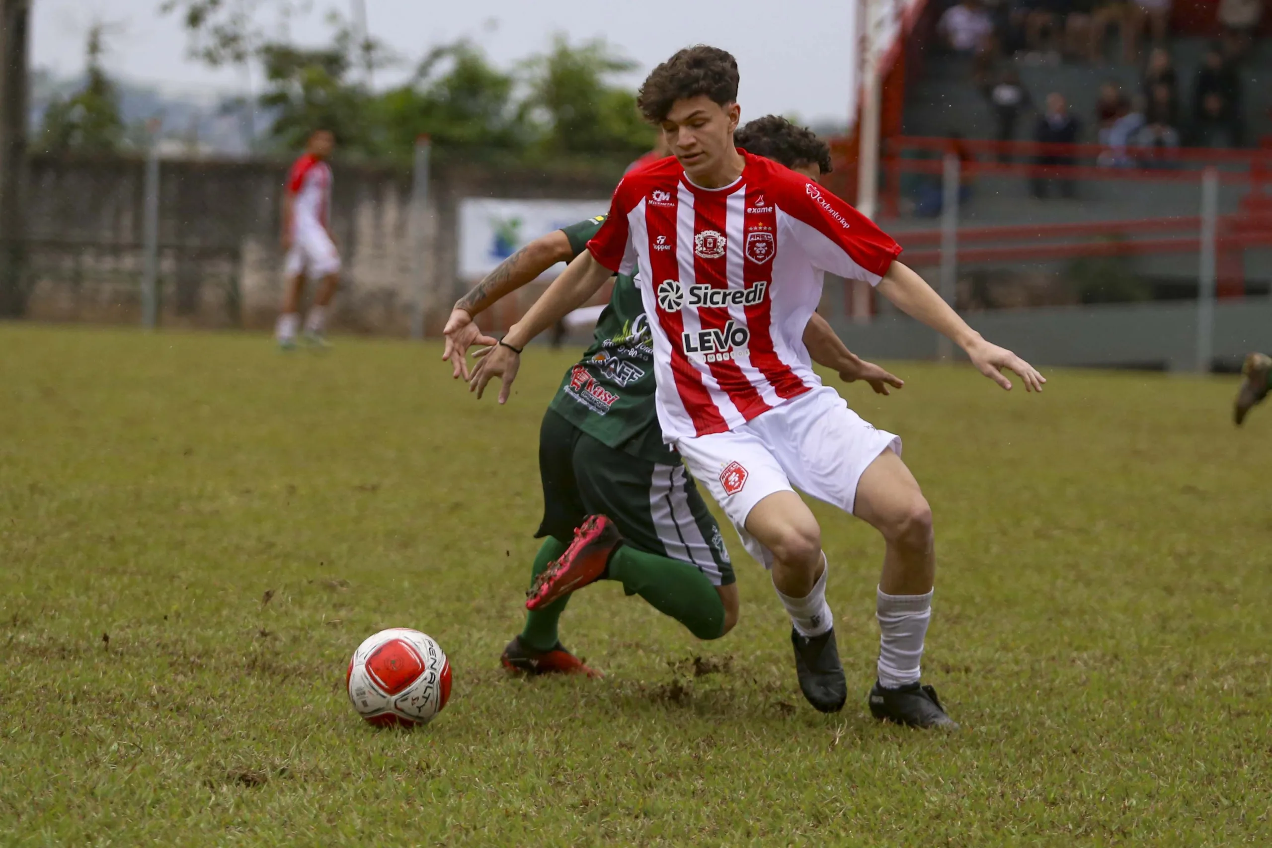 Disputa acirrada na fase final do Paraná Bom de Bola em Arapongas. Atletas de base, masters e equipes femininas competindo pelo título - Foto: Ricardo Morante - COM/PRBB