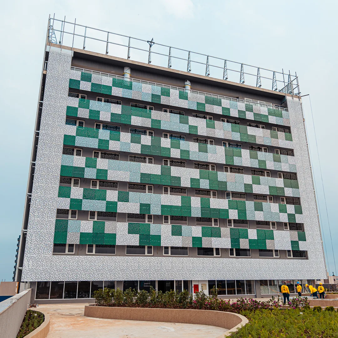 Descubra o Dom Medical Center, um complexo médico em Cascavel com espaços comerciais e consultórios para profissionais da saúde.