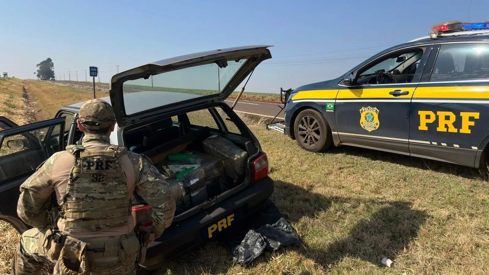 O automóvel estava carregado com 365 quilos de maconha e tinha placas adulteradas - Foto: PRF