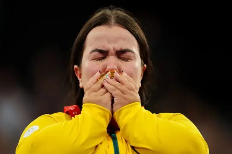 Mariana D’Andrea beija sua medalha de ouro conquistada nos Jogos Paralímpicos de Paris 2024