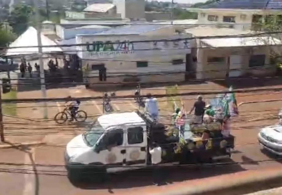 Em cima de carro aberto, Paranhos discute com pacientes da UPA Brasília