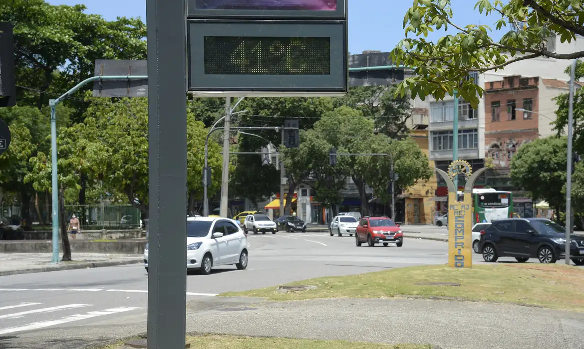 Alerta de onda de calor! Dez estados e o Distrito Federal sofrem com temperatura 5° acima da média. Saiba mais - Tomaz Silva/Agência Brasil