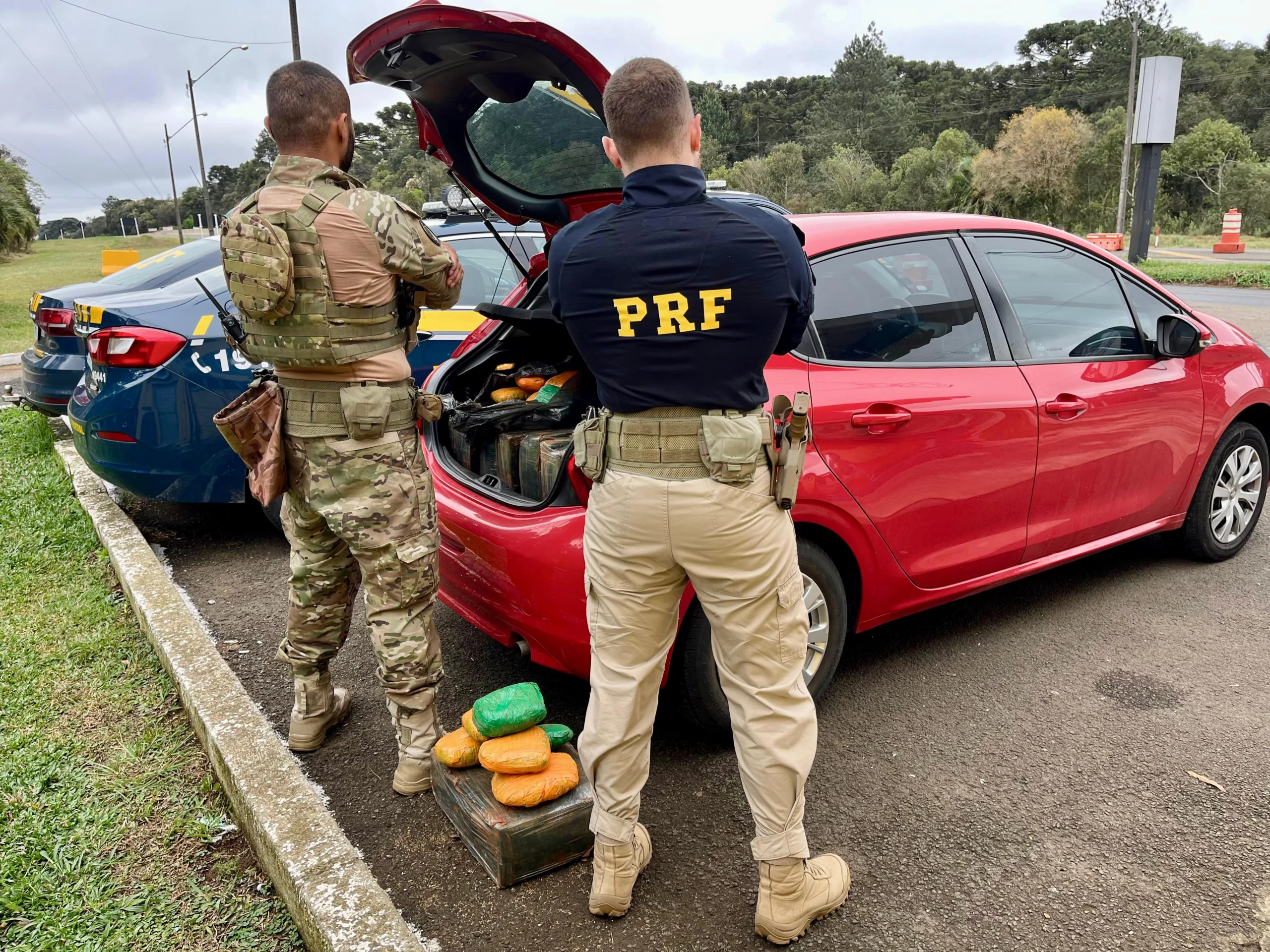 Polícia faz importante apreensão de drogas em Guarapuava. Veja como a polícia rodoviária encontrou maconha e skunk em um veículo - Foto: PRF/Guarapuava 