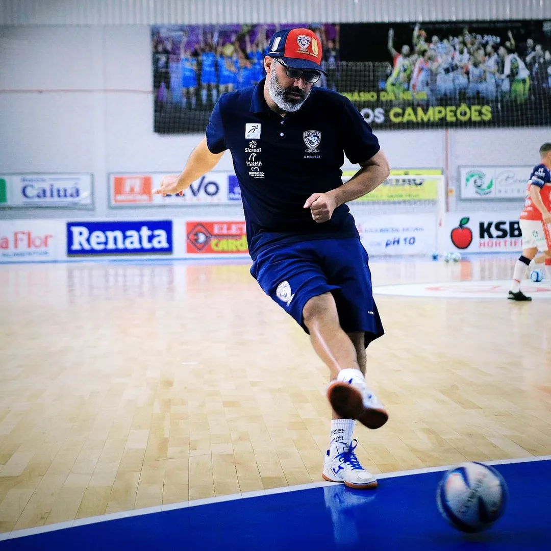 Com carreira consolida e com cerca de 17 anos na profissão, Roberto destacou a importância do seu trabalho e afirmou que é muito feliz em sua atuação - Foto: Assessoria Cascavel Futsal