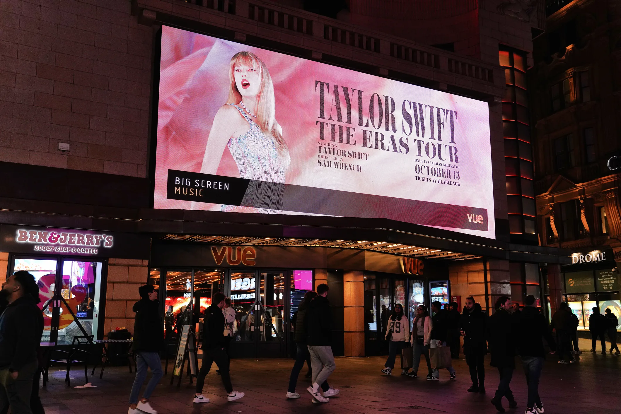 Descubra como a turnê de Taylor Swift, The Eras Tour, movimentou bilhões e impactou a economia e o turismo ao redor do mundo - Foto: iStock/OGULCAN AKSOY