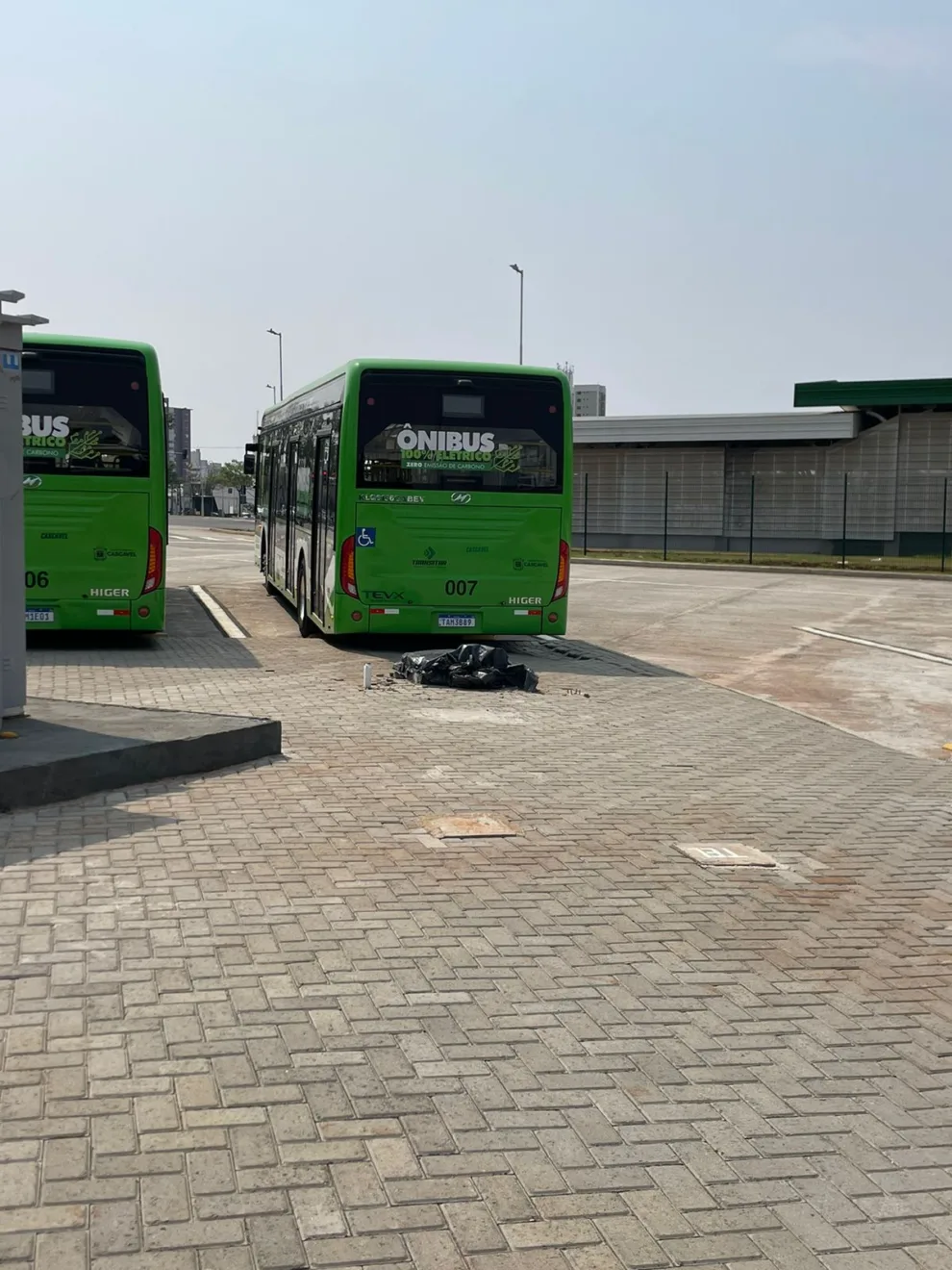 No local, um saco preto foi colocado cobrindo a estrutura até que seja realizada a instalação de um novo poste de carregamento que deve custar na faixa dos R$ 400 mil. Foto: Luiz Felipe Max/SOT