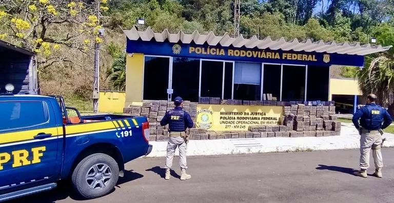 Droga era transportada no baú de um caminhão; motorista foi preso - Foto: PRF