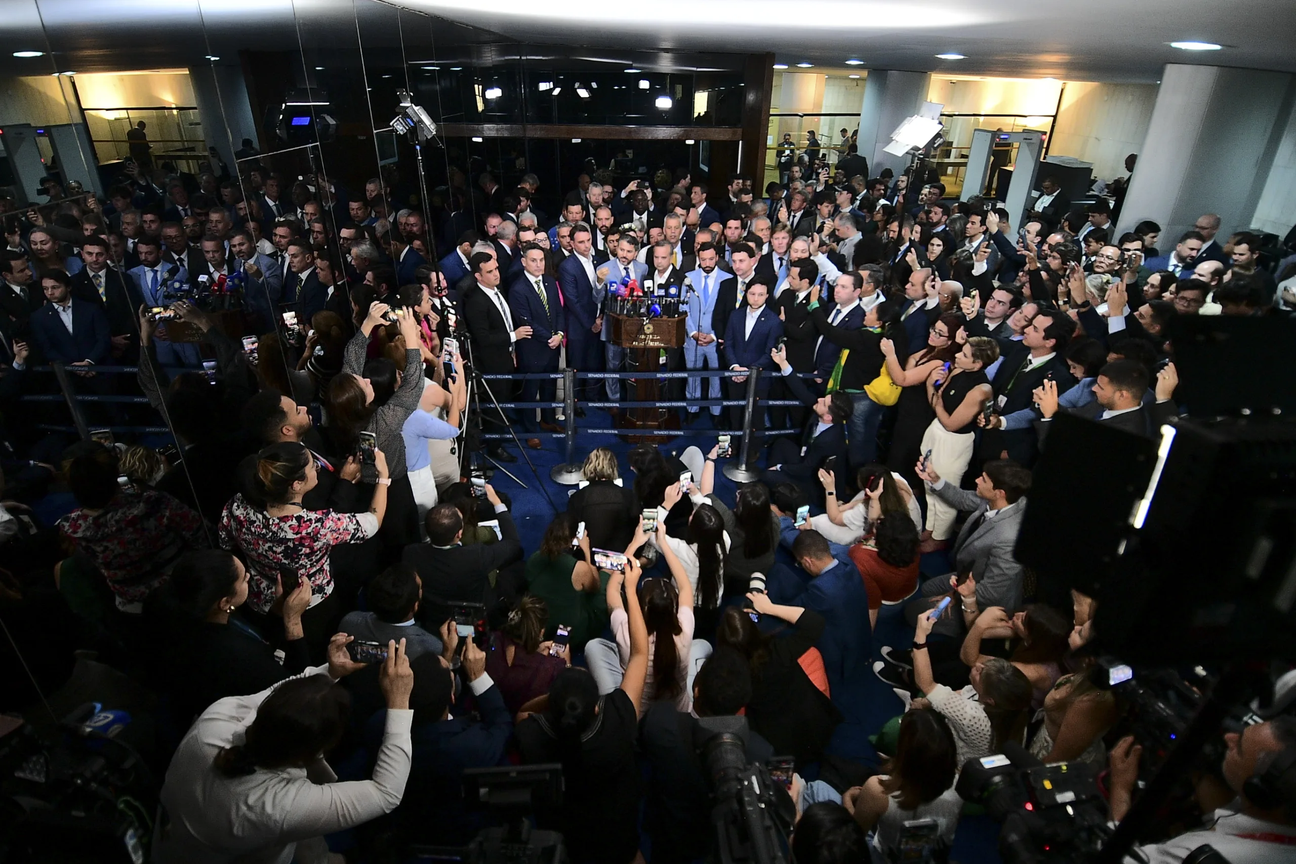 Senadores e deputados de oposição concedem entrevista coletiva para falar sobre protocolo do pedido de abertura de processo de impeachment do ministro do Supremo Tribunal Federal (STF), Alexandre de Moraes. Foto: Pedro França/Agência Senado