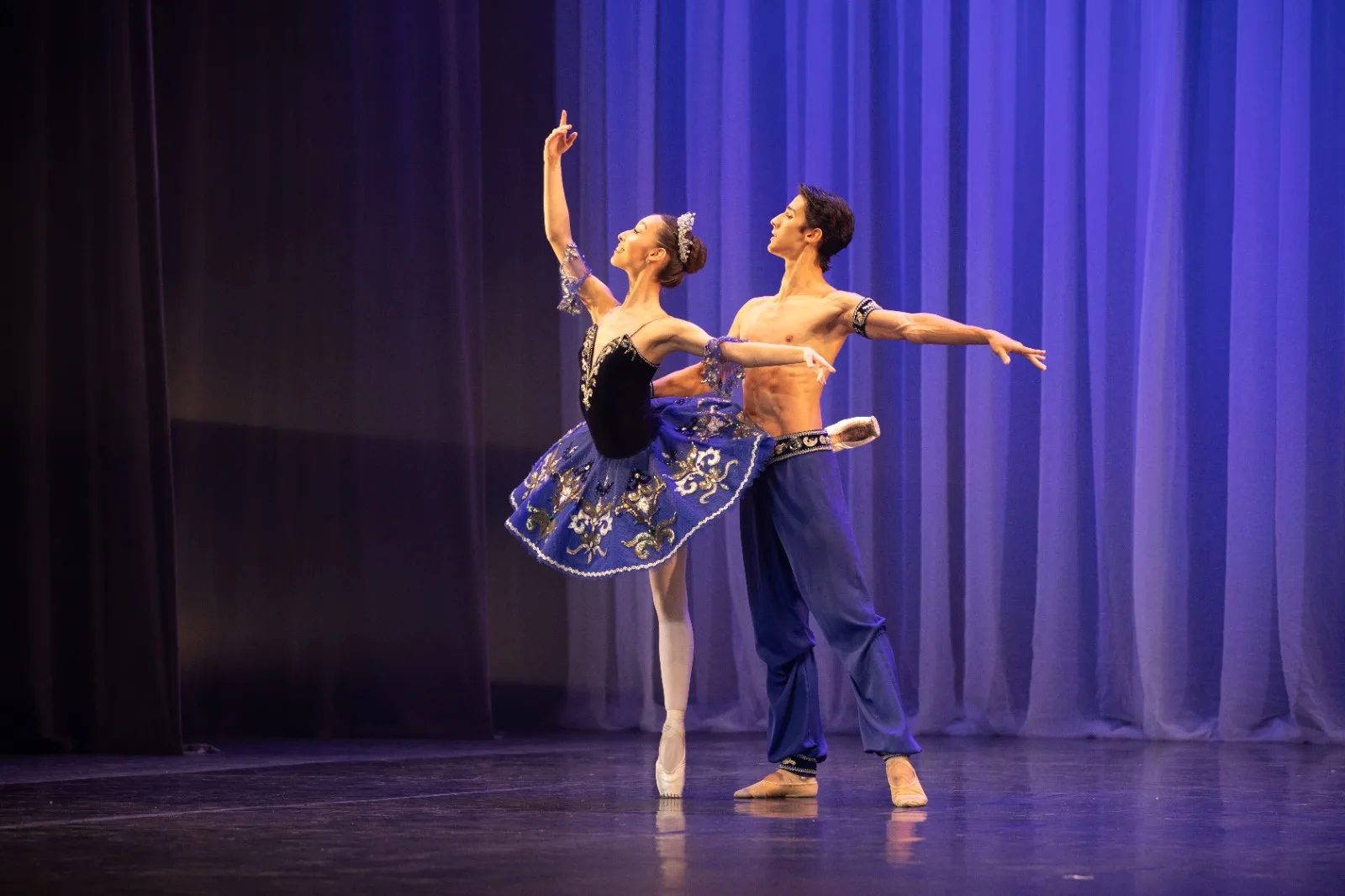 Não perca a chance de vivenciar a arte da dança em Cascavel. A Escola do Teatro Bolshoi traz espetáculos e workshops gratuitos para toda a cidade - Foto: Secom