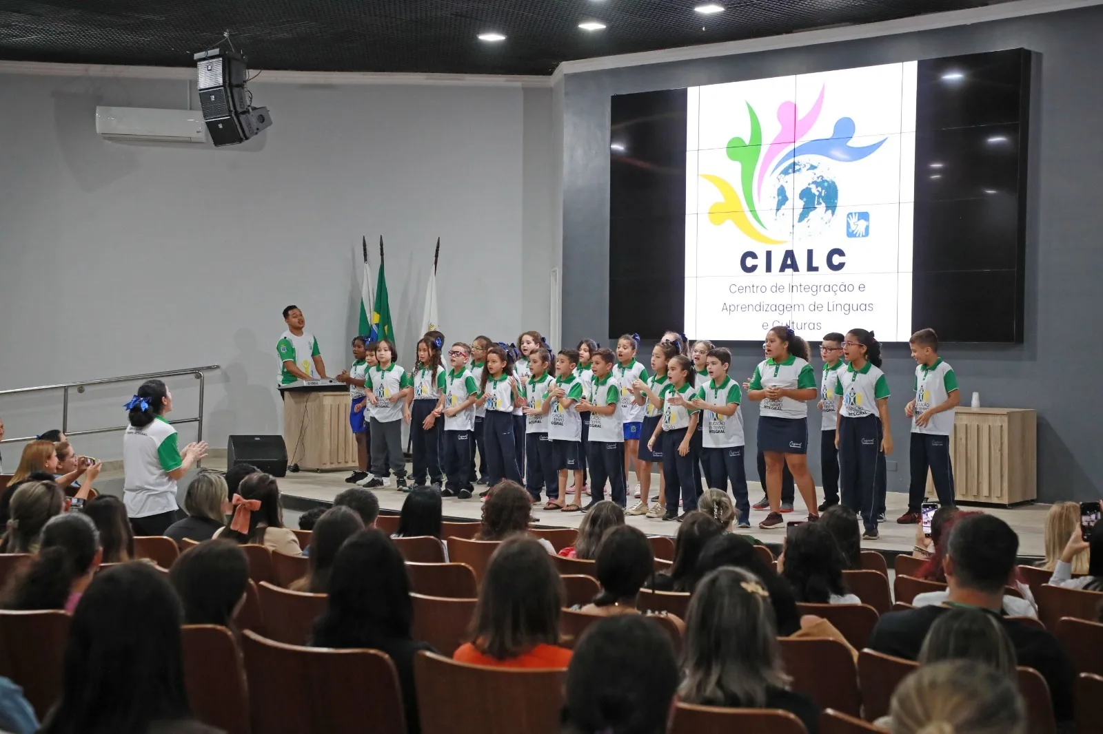 Saiba como a cidade de Cascavel se adapta à crescente imigração e oferece cursos de idiomas para promover a integração social e cultural - Foto: Secom