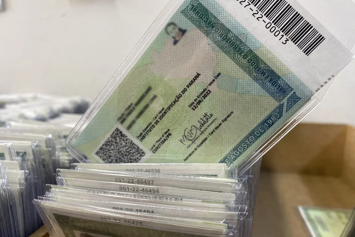 Descubra como a Polícia Civil do Paraná emitiu 1 milhão de Carteiras de Identidade Nacional em 2024, sendo mais de 100 mil de forma online - Foto: Beatriz Jarzinski/PCPR