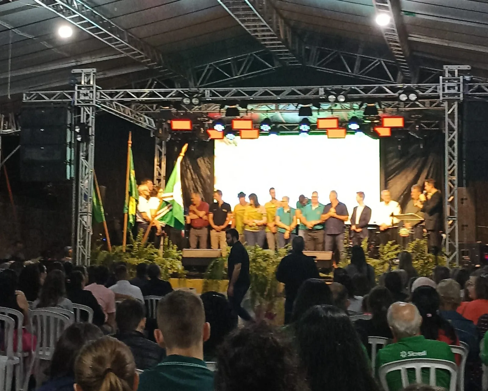 A feira, que se destaca pela exposição do melado, também conta com diversos estantes nas mais variadas áreas do agronegócio, praça de alimentação, parque de diversões, show e dezenas de atrativos