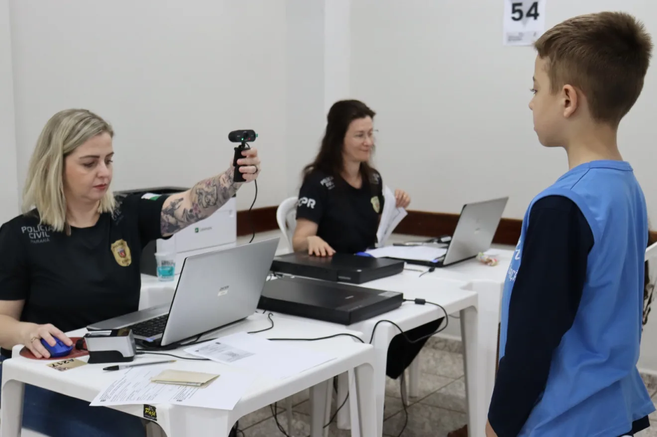 Saiba mais sobre o Programa Justiça no Bairro em Cascavel. Alunos de escolas locais têm a oportunidade de emitir carteira de identidade - Foto: Secom Saiba mais sobre o Programa Justiça no Bairro em Cascavel. Alunos de escolas locais têm a oportunidade de emitir carteira de identidade - Foto: Secom