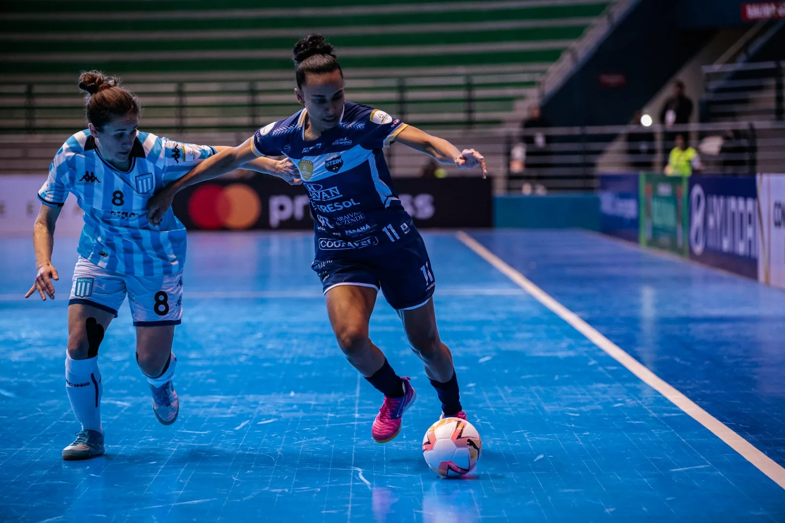 Camila, conhecida por sua destreza impressionante e visão de jogo incomparável, foi anunciada nesta sexta-feira (13) como a melhor jogadora de futsal feminino do mundo - Foto: Assessoria Stein Cascavel Futsal 