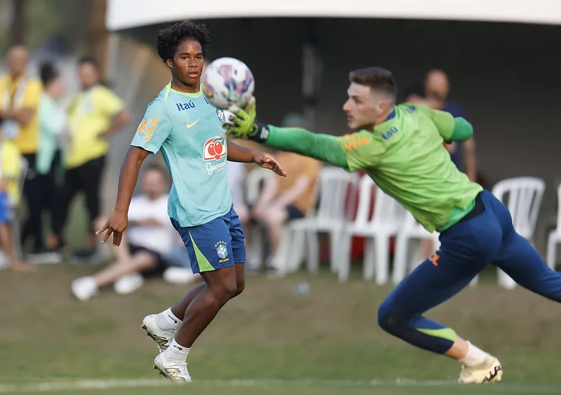 Endrick ganha oportunidade como titular na partida contra o Paraguai. Foto: Rafael Ribeiro/CBF