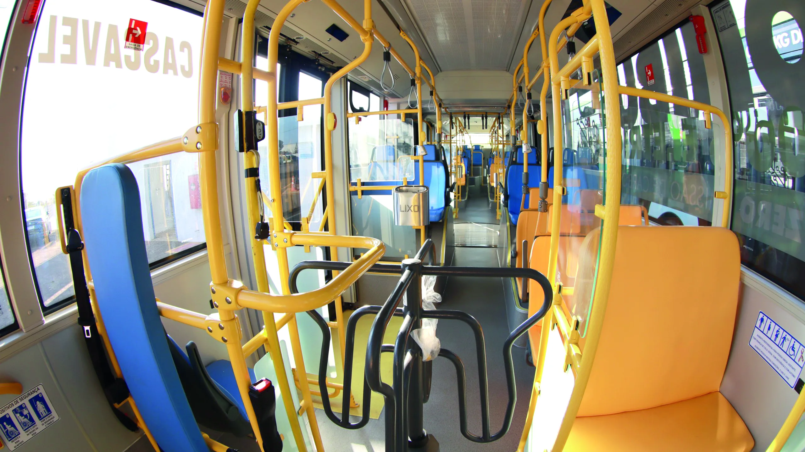 Ao contrário do restante da frota, nos elétricos a catraca fica ao meio do ônibus - Foto: Secom