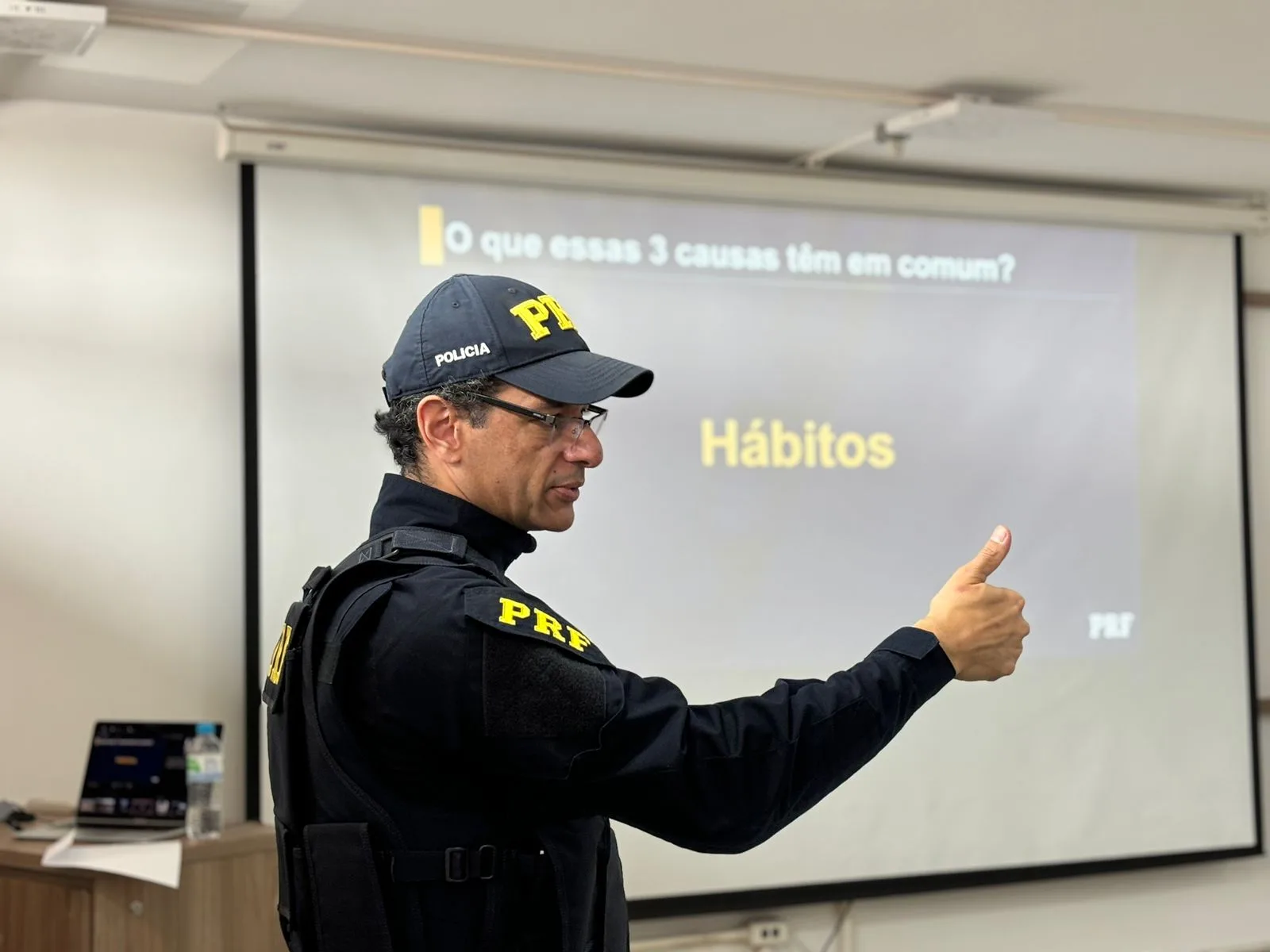 Descubra a importância da Semana Nacional de Trânsito e seu tema 'Paz no trânsito começa por você'. Conscientize-se sobre atitudes responsáveis e torne o trânsito mais seguro - Foto: PRF