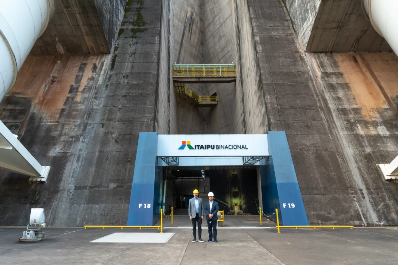 Presidente da Interpol e delegado da PF visitam Itaipu em evento histórico. Saiba mais sobre a visita e a participação do Brasil na Cumbre Ameripol - Foto: Itaipu Binacional Presidente da Interpol e delegado da PF visitam Itaipu em evento histórico. Saiba mais sobre a visita e a participação do Brasil na Cumbre Ameripol - Foto: Itaipu Binacional