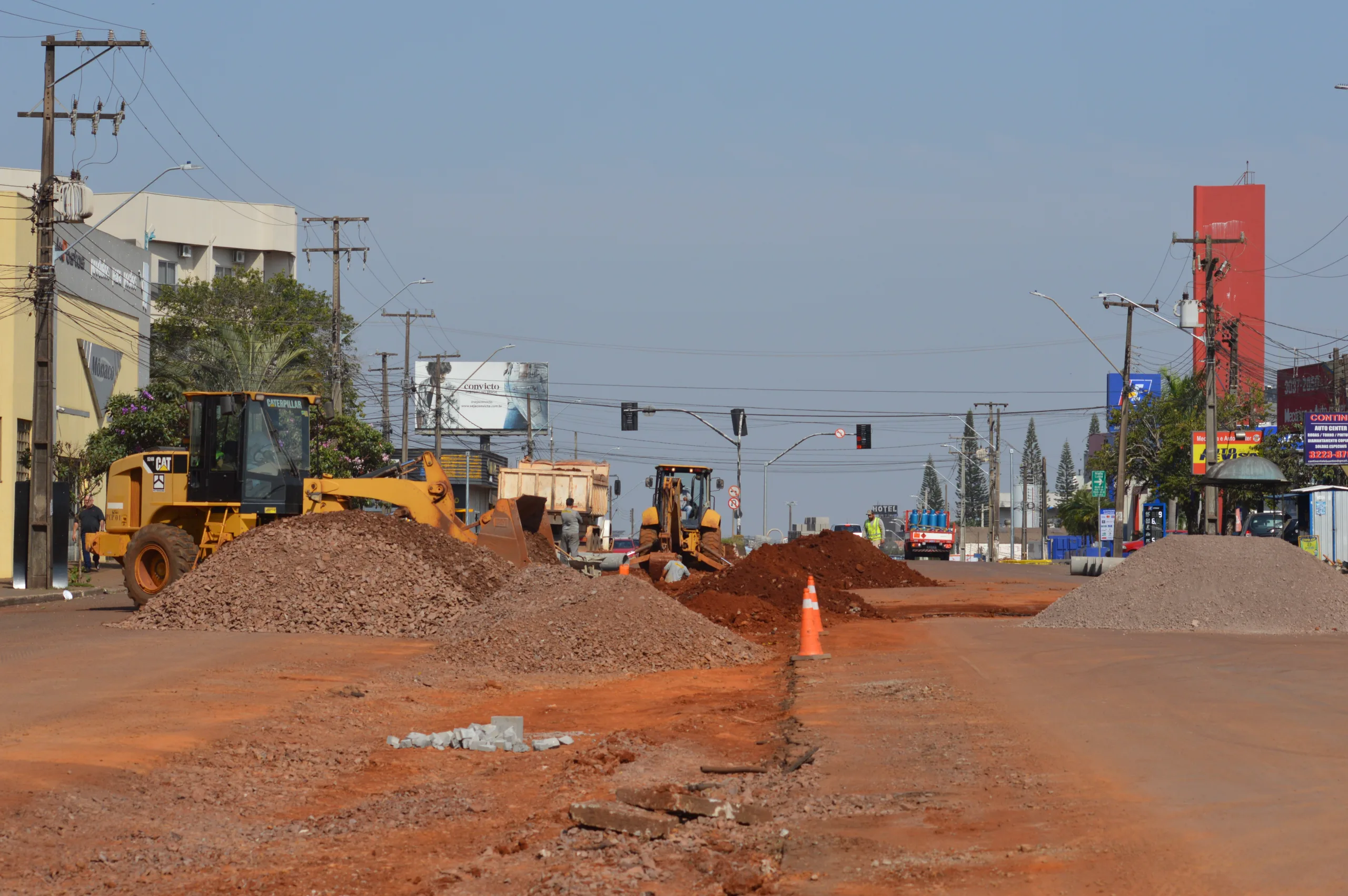 Por causa do fechamento, longas filas se formaram já nas primeiras horas do dia, principalmente em cima do novo viaduto. Foto: Paulo Alexandre/O Paraná