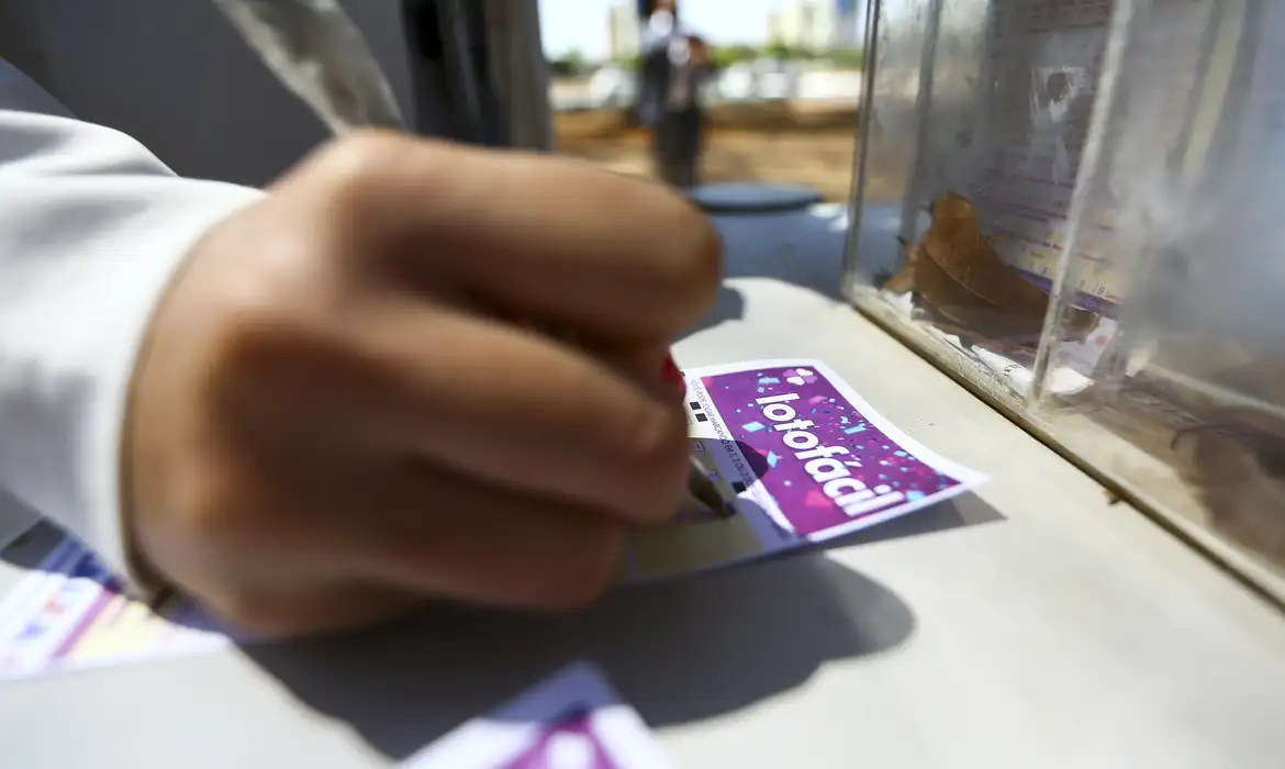 Os 15 números serão sorteados às 20h desta segunda-feira em São Paulo - Foto: Marcelo Camargo/Agência Brasil