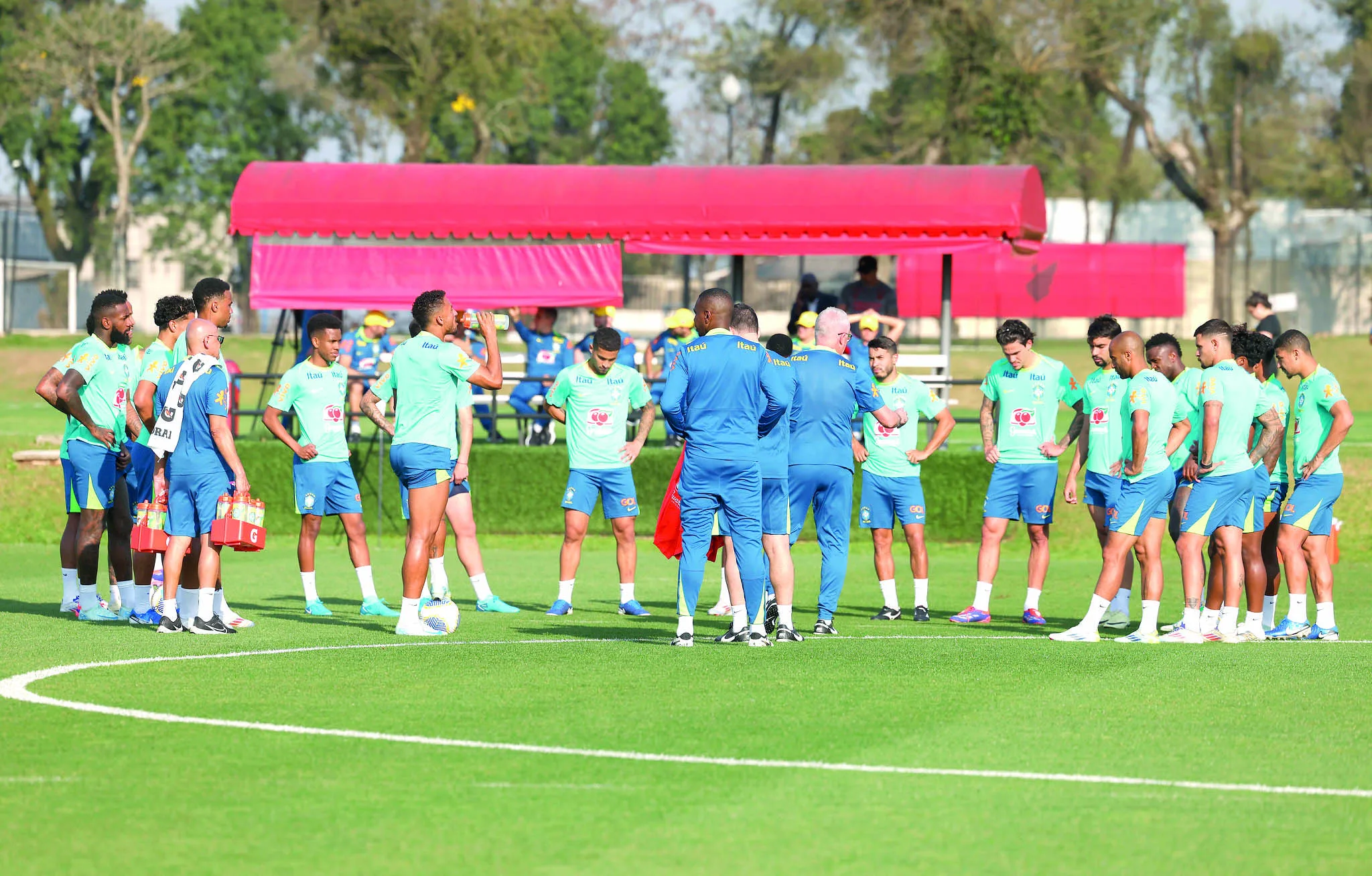 Último treino da seleção brasileira antes das Eliminatórias contra o Equador. Descubra os detalhes sobre a formação do meio-campo e ataque - Foto: CBF