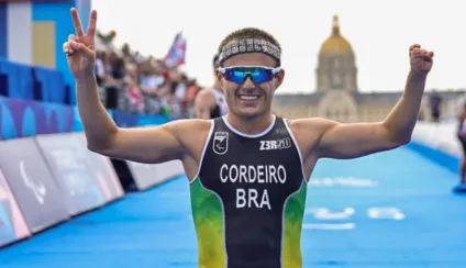 Nos Jogos de Paris, Ronan Cordeiro brilhou no triatlo, enfrentando o desafio do Rio Sena com garra e habilidade - Foto: Alessandra Cabral/CPB Nos Jogos de Paris, Ronan Cordeiro brilhou no triatlo, enfrentando o desafio do Rio Sena com garra e habilidade - Foto: Alessandra Cabral/CPB
