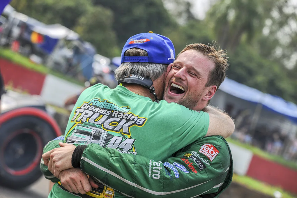 Rafael Fleck comemora a vitória com o pai Jorge Fleck, bicampeão da Fórmula Truck. Foto: Tiago Soares/Divulgação