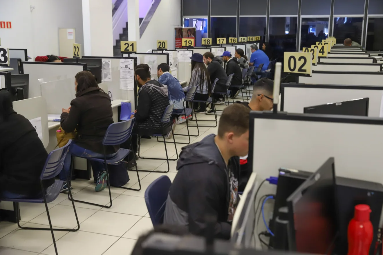 Descubra as oportunidades de vagas de emprego no Paraná. São mais de 22 mil oportunidades com carteira assinada. Confira! - Foto: Geraldo Bubniak/AEN Descubra as oportunidades de vagas de emprego no Paraná. São mais de 22 mil oportunidades com carteira assinada. Confira! - Foto: Geraldo Bubniak/AEN