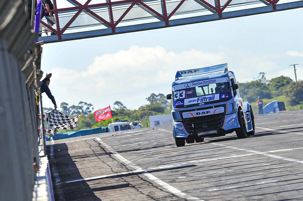 Joãozinho Santa Helena, com boa vantagem, comemora a vitória na Prova SpeedMax zig zagueando na bandeirada. Foto: Tiago Soares/Divulgação