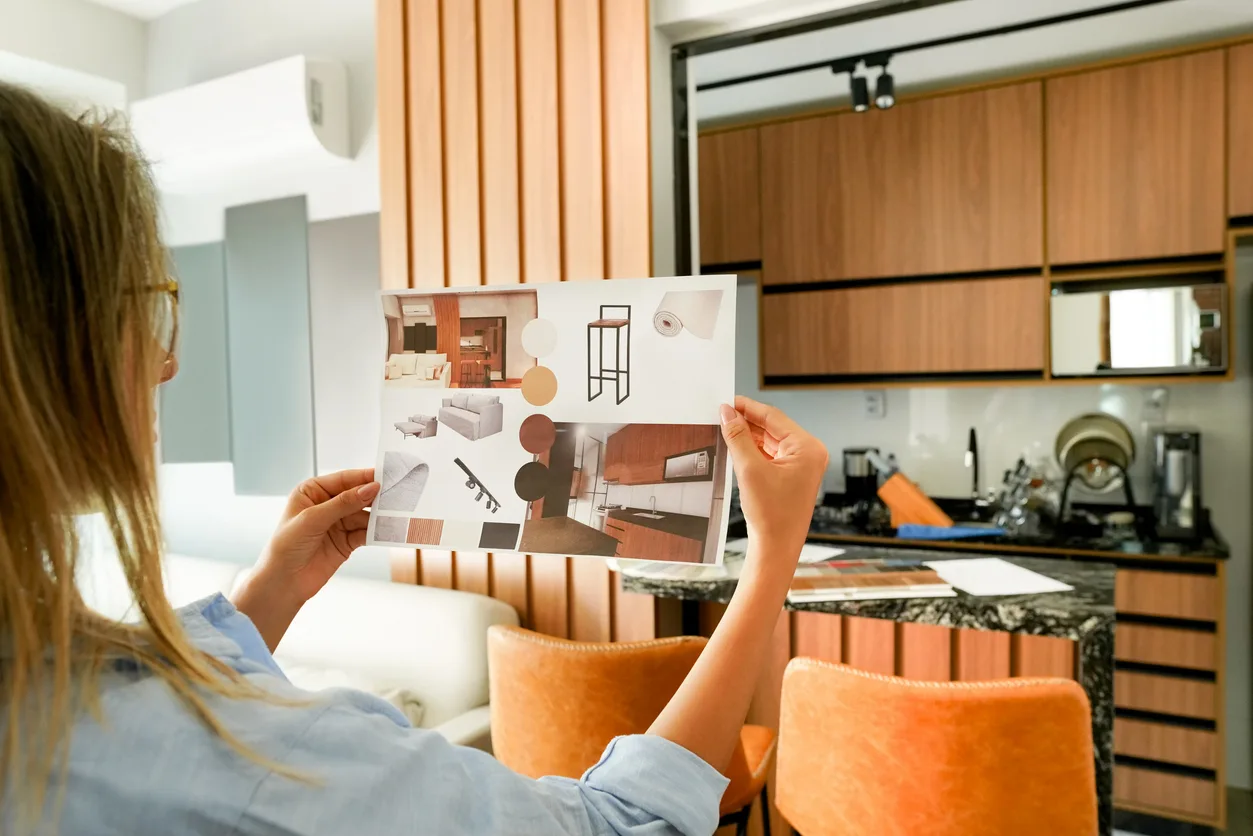 Saiba por que contratar um designer de interiores é fundamental para alcançar uma decoração funcional e personalizada - Foto: iStock/ Giselleflissak