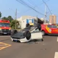 Acidente de trânsito com capotamento deixa três pessoas feridas em Cascavel. Saiba mais sobre a colisão no bairro Coqueiral - Foto: Samoel Almeida