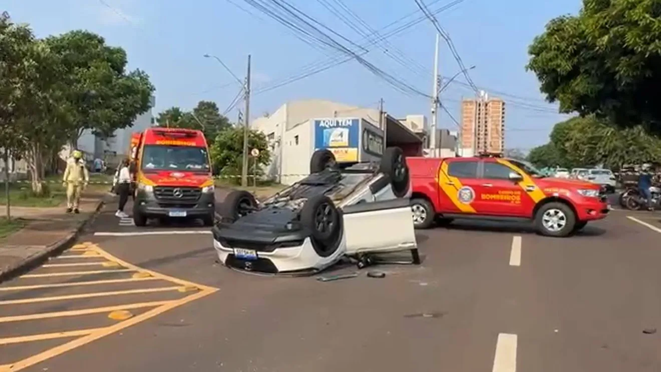 Acidente de trânsito com capotamento deixa três pessoas feridas em Cascavel. Saiba mais sobre a colisão no bairro Coqueiral - Foto: Samoel Almeida