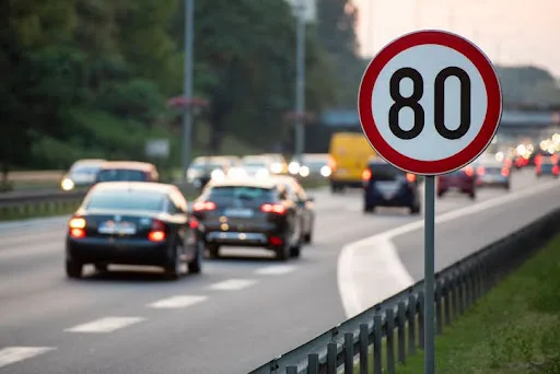 Entenda a importância de conhecer as leis de trânsito e evitar surpresas desagradáveis. Dirija com ética e evite infrações - Foto: iStock/ Marko Rupena