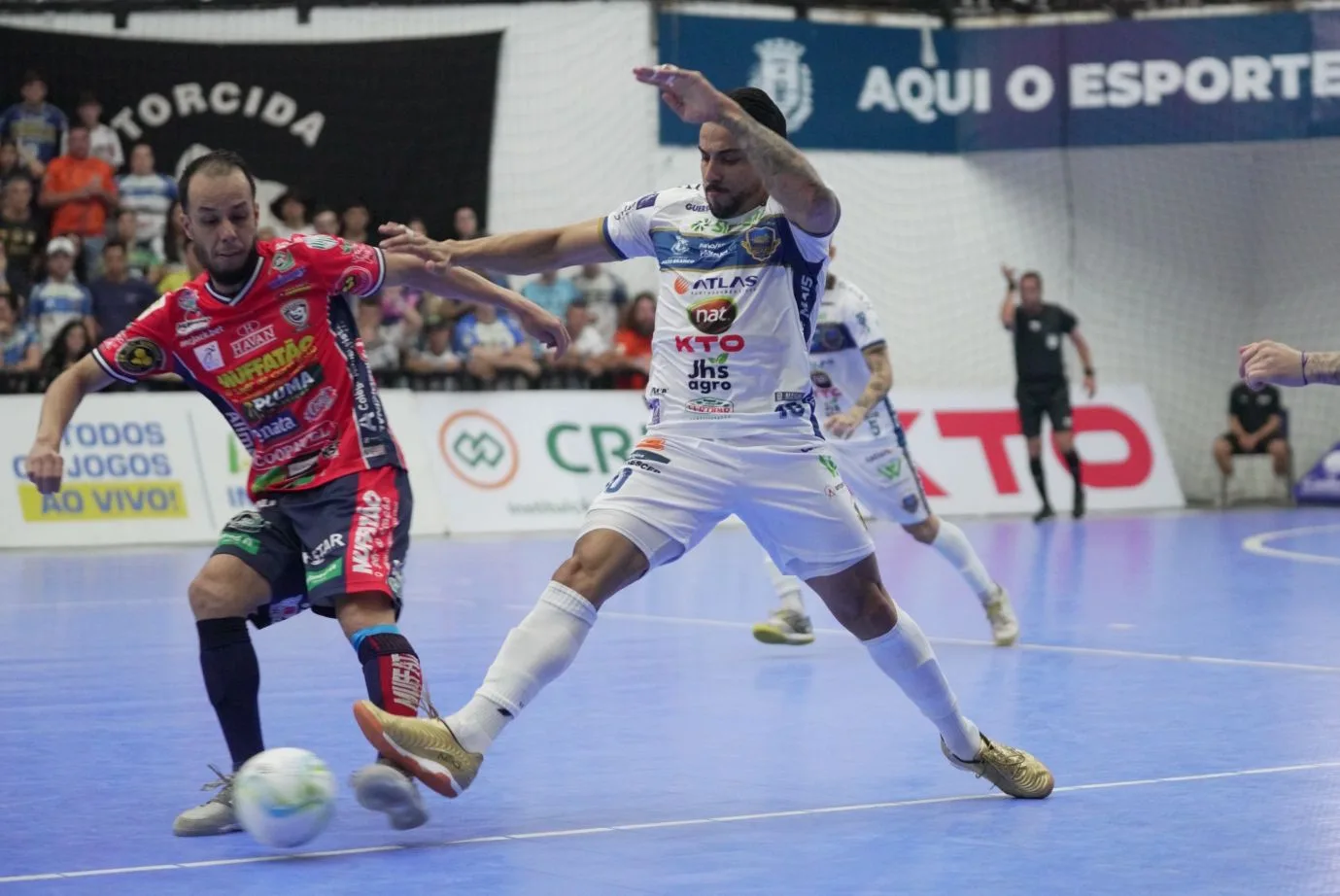 Pato levou a melhor no duelo paranaense pela Liga Futsal. Foto: Mauricio Moreira