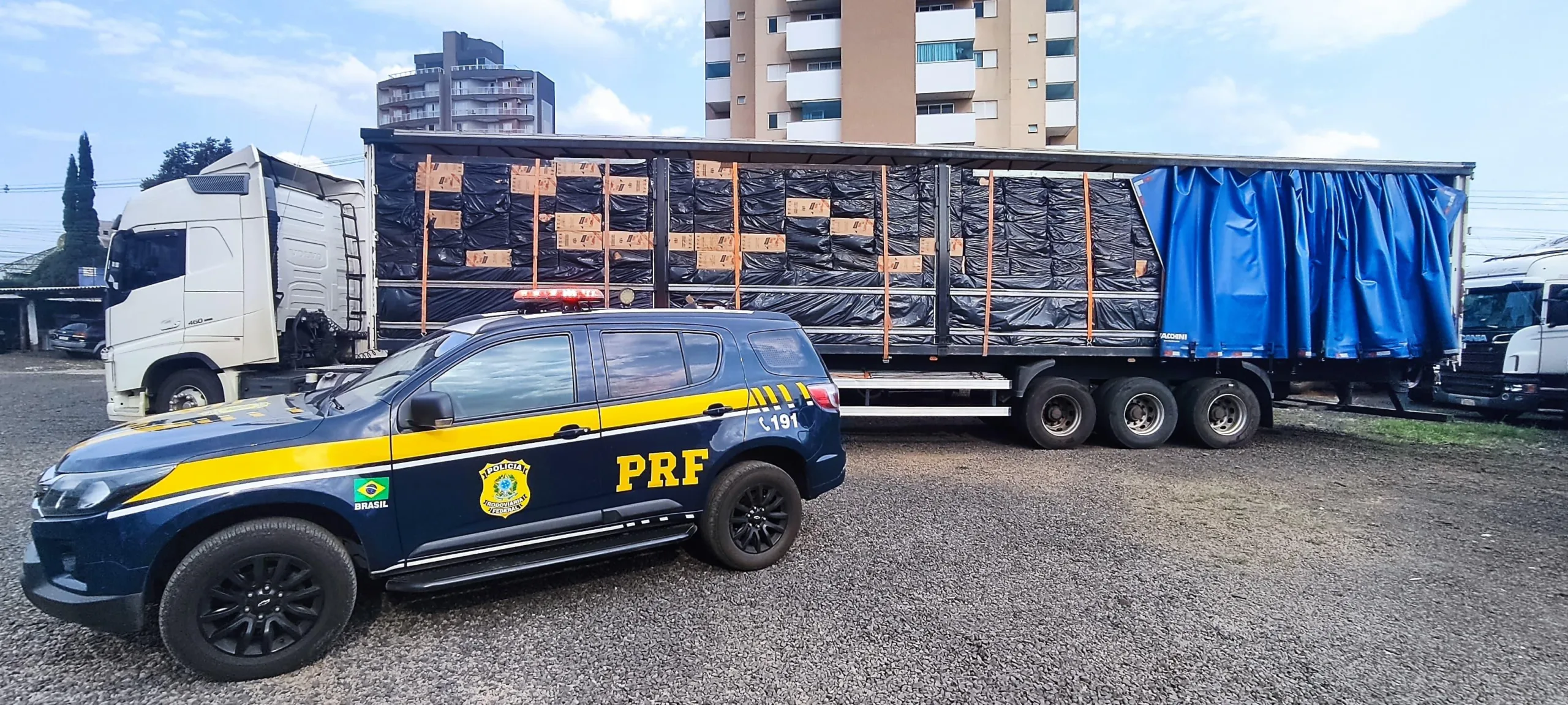 PRF apreende cerca de 450 mil maços de cigarro em Prudentópolis - Foto: PRF 