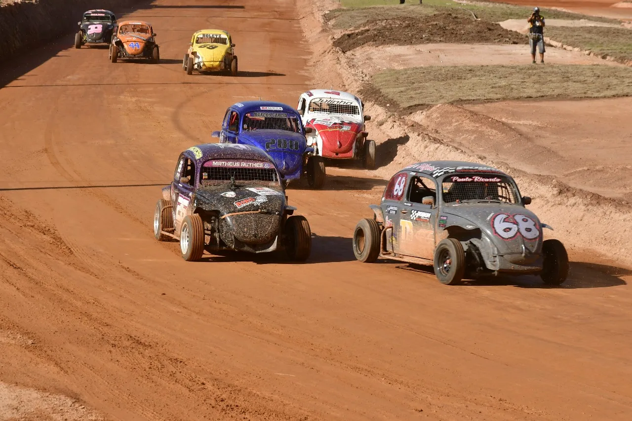 Paulo Schtmann conquistou a sua primeira vitória na temporada ao ganhar a categoria Old Fusca Velocidade Carburado. Foto: Victor Lara/Divulgação