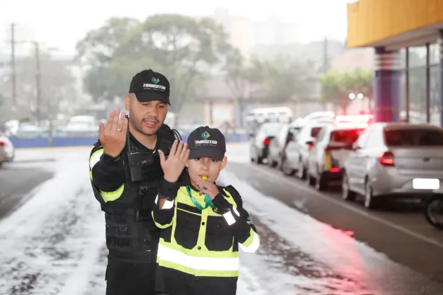 Descubra como as crianças se tornaram pequenos educadores de trânsito em Cascavel, com direito a uniforme e apito de agente - Foto: Secom