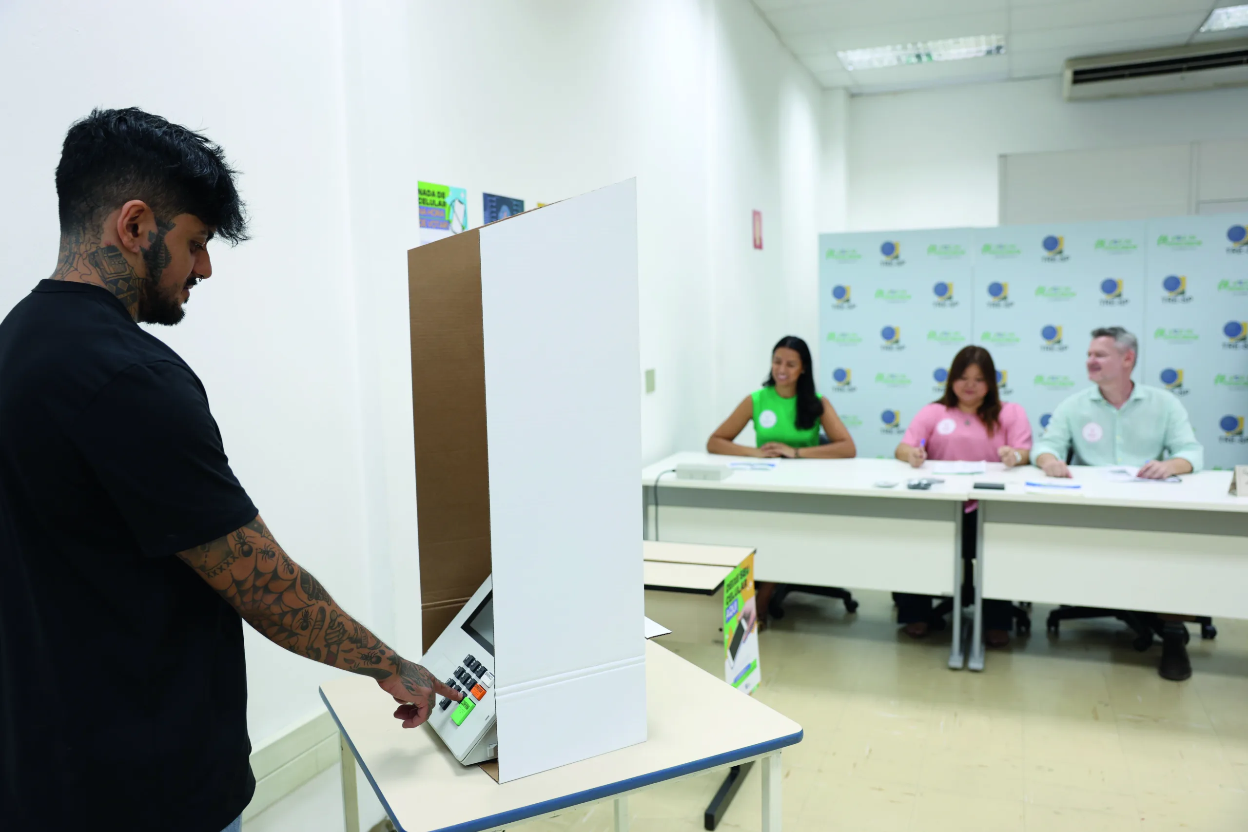 São Paulo (SP), 02/10/2024 - Simulação da eleição para demonstração do fluxo de votação, em uma seção eleitoral cenográfica, no Tribunal Regional Eleitoral de São Paulo - TRE-SP. Foto: Rovena Rosa/Agência Brasil